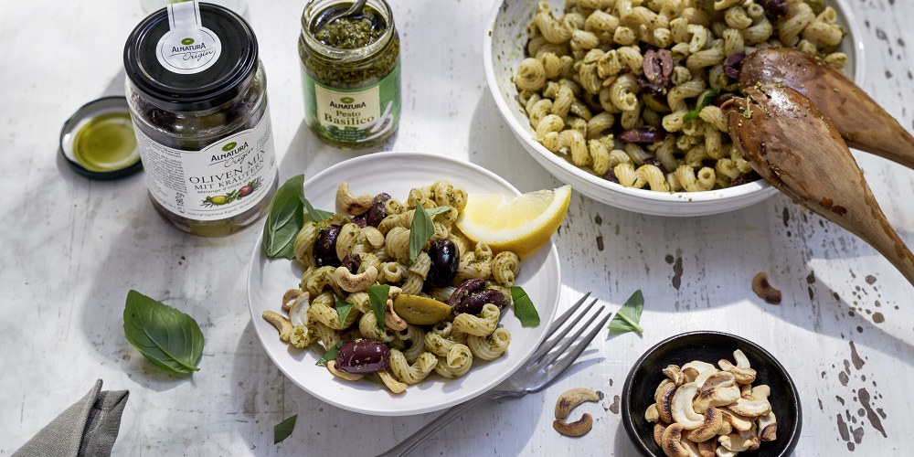 VITALIA Rezept Dinkellocken-Salat mit Oliven und Cashews