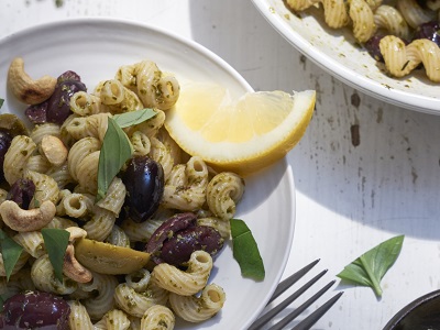 VITALIA Blog Teaser Rezept Dinkellocken-Salat mit Olive und Cashews 