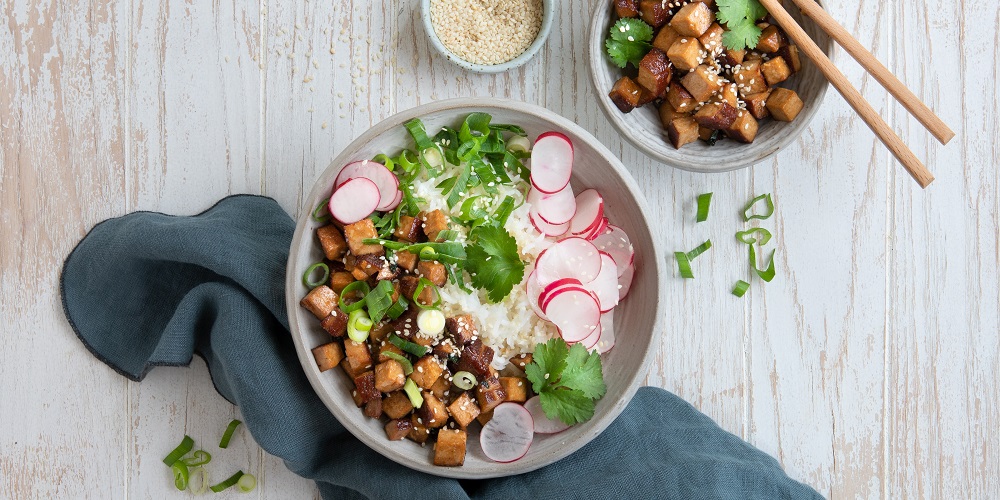 VITALIA Rezept Reisbowl mit mariniertem Vitam-Tofu und Sesam