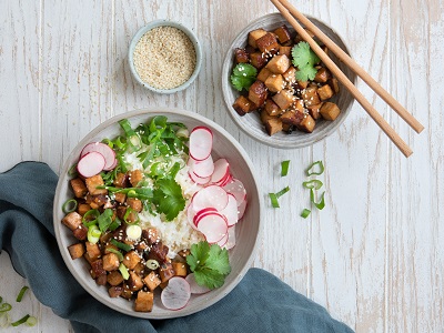 VITALIA Blog Teaser Reisbowl mit mariniertem Vitam-Tofu und Sesam