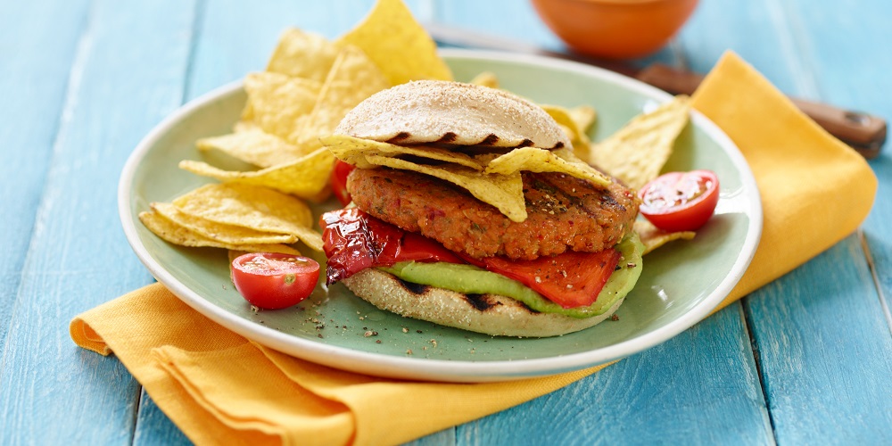 VITALIA Rezept Rote Linsen-Burger mit Tortilla-Chips und Grillpaprika