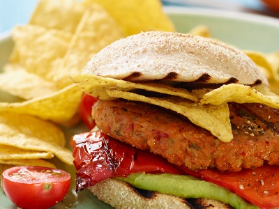 VITALIA Blog Rezept Rote Linsen-Burger mit Tortillachips und Grillpaprika