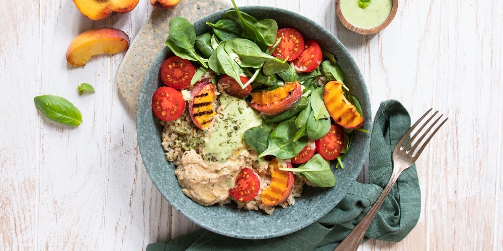 VITALIA Rezept Sommer-Bowl mit gegrillten Pfirsichen und Hummus