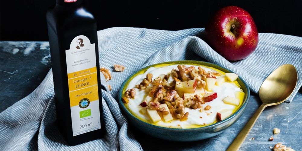 VITALIA Rezept Banner Apfel-Quark-Bowl mit Leinöl und Walnüssen