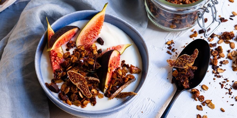 VITALIA Rezept Banner Schoko-Granola mit Walnüssen, Weizenkeimen und Feigen