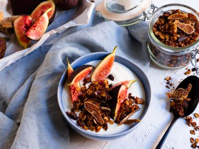 VITALIA Blog Rezept Schoko-Granola mit Walnüssen, Weizenkeimen und Feigen